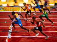 奥运会田径比赛百米飞人大战 - 运动员在跑道上全力冲刺