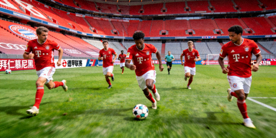 德甲联赛拜仁慕尼黑比赛画面 - 球员在安联球场组织进攻