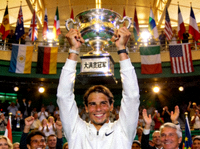 网球大满贯颁奖典礼 - 冠军选手高举奖杯庆祝胜利